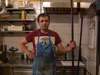 Nel frattempo facciamo la conoscenza del fornaio, il 53enne Gianni, colui che concretamente si occupa della cottura degli alimenti